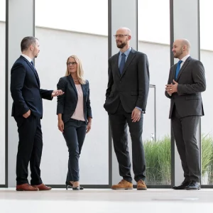 Bild von 4 Menschen in Business-Outfit